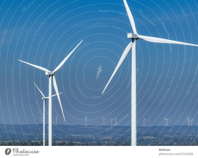 Windenergie. Windkraft. Nachhaltige, erneuerbare Energie. Windturbinen erzeugen Strom. Windpark. Nachhaltige Ressourcen. Nachhaltige Entwicklung. Grüne Technologie für nachhaltige Energie.