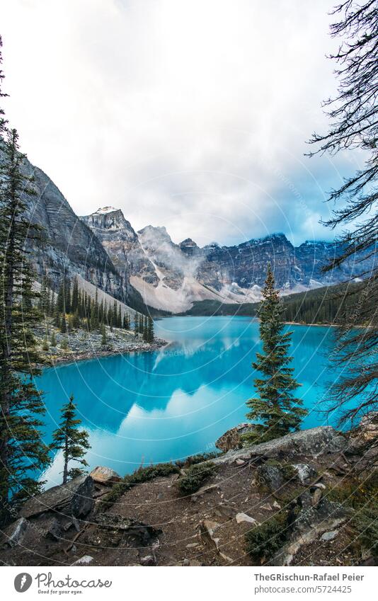 Moraine Lake am Morgen mit Spiegelung Kanada Berge u. Gebirge Wolken Wasser Icefield Parkway Rocky Mountains Ferien & Urlaub & Reisen Außenaufnahme Farbfoto