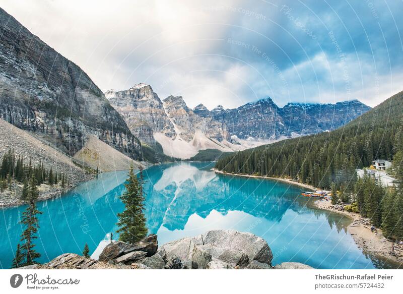 Moraine Lake am Morgen mit Spiegelung Kanada Berge u. Gebirge Wolken Wasser Icefield Parkway Rocky Mountains Ferien & Urlaub & Reisen Außenaufnahme Farbfoto