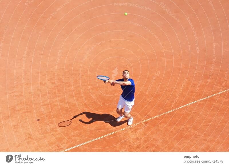 Tennisspieler beim Aufschlag auf einem Sandplatz Spieler Ball dienen Rückprall Gericht schlagend Antenne schießen kampfstark Ass gewinnen spielen Kulisse