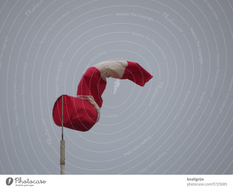 Die Luft ist raus Windsack Wetter Windstille Himmel grauer Himmel laues Lüftchen Windrichtung Außenaufnahme Windgeschwindigkeit gestreift Klima Wolken rot wehen