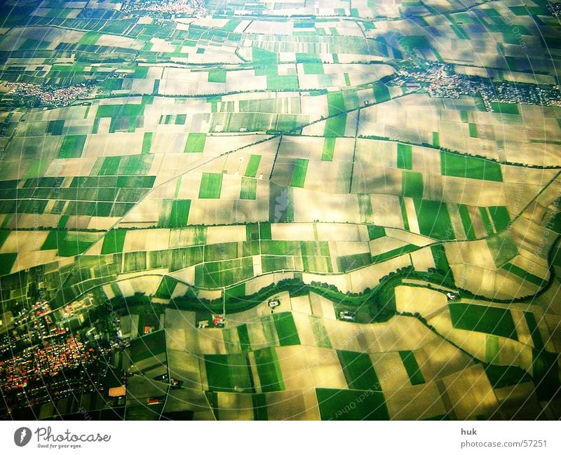 "kleinkarierter" blick von oben Feld Dorf Vogelperspektive gelb grün Muster Blick Erde Strukturen & Formen Luftaufnahme Schatten Wege & Pfade