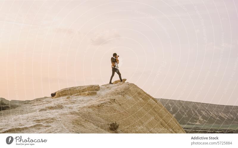 Wanderer auf der Klippe bei Bardenas Reales bei Sonnenuntergang bardenas reales Einsamkeit Spanien Navarra im Freien Abenteuer reisen Landschaft Gelassenheit