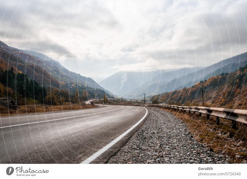 Hintergrund Bergstraße und Himmel mit Wolken am Nachmittag in Georgien Kaukasus Sakartwell Asphalt Herbst wolkig Tag Menschenleer Nebel Dunst Hügel Landschaft