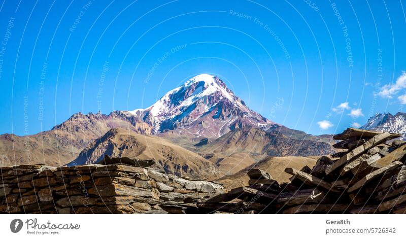 hohe felsige Berge des Kaukasus in Georgien Land Georgien Herbst Hintergrund blau Klima Wolken Tag Gras erwärmen hoch Eis Landschaft Berge u. Gebirge natürlich