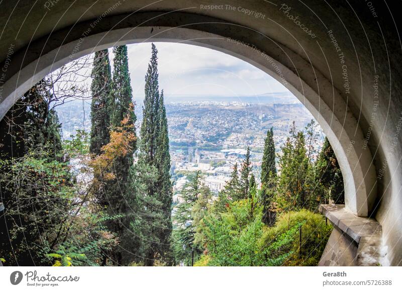 Panorama der Stadt Tiflis in Georgien Kaukasus Sakartwell tiflis Bogen Architektur Herbst Niederlassungen Großstadt Klima Wolken Tag Horizont Landschaft Blätter