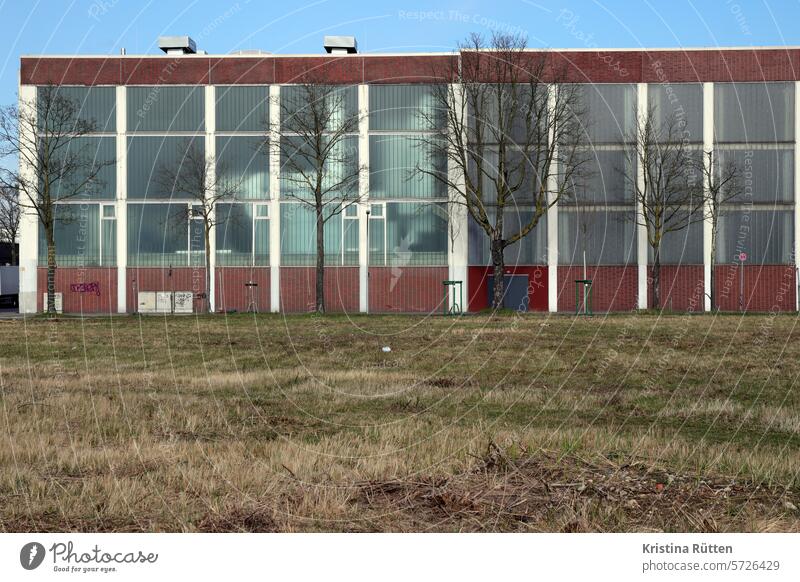 eventlocation produktionshalle gebäude fassade glas architektur brache grundstück fläche gewerbegebiet industrie werk fabrik urban historisch aussen ansicht