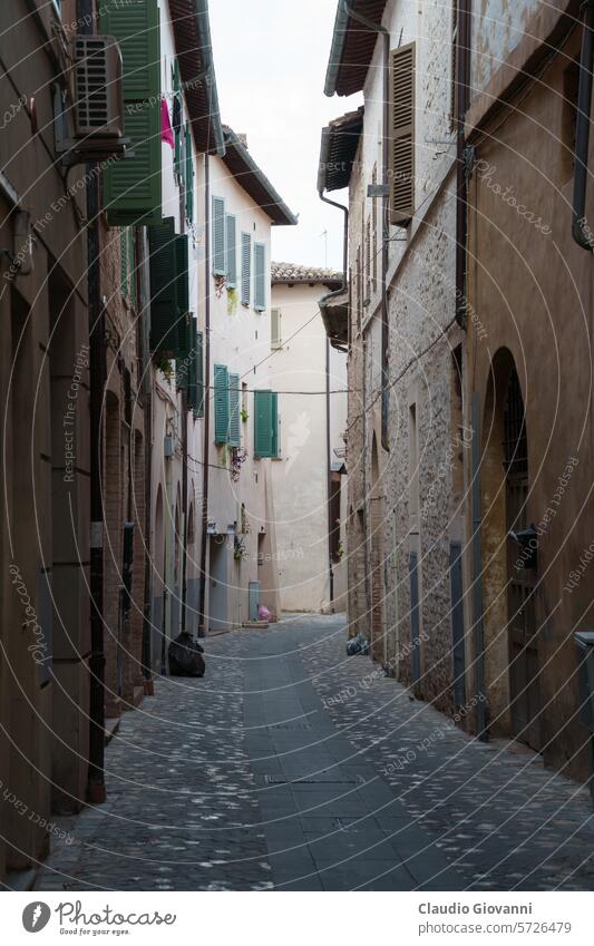 Historische Gebäude in Foligno, Umbrien, Italien Europa Marche Perugia Gasse Architektur Großstadt Stadtbild Farbe Außenseite historisch Haus alt im Freien