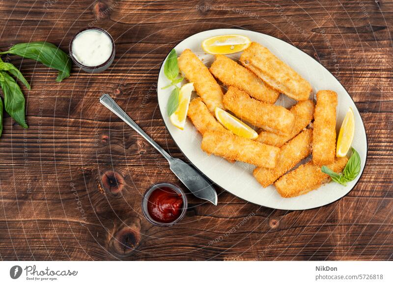 Fischstäbchen oder Nuggets Finger kleben Fischnuggets Lebensmittel gebraten Meeresfrüchte Snack Abendessen Saucen Amuse-Gueule Knusprig paniert golden Filet