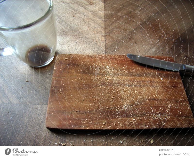 Kinder! Frühstück ist fertig! Tasse Schneidebrett Krümel Kaffeesatz leer Holz Morgen Glas Messer Ende Brettwurzelbaum