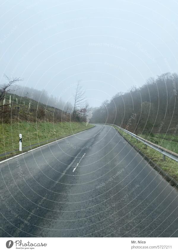 Landstraße Straße Verkehr außerorts Wege & Pfade Verkehrswege Fahrbahn Straßenverkehr leere Straße zweispurig Autofahren Asphalt Fahrbahnmarkierung