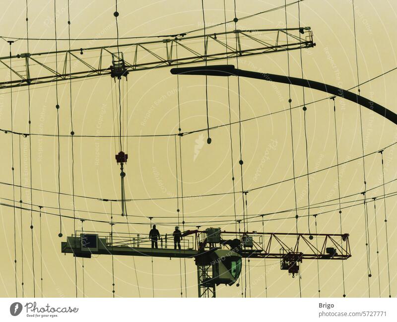 Baukräne im Abendhimmel kran baukran baukräne bauarbeiter abend abendlich Baustelle Himmel Arbeit & Erwerbstätigkeit Industrie Außenaufnahme hoch Handwerk