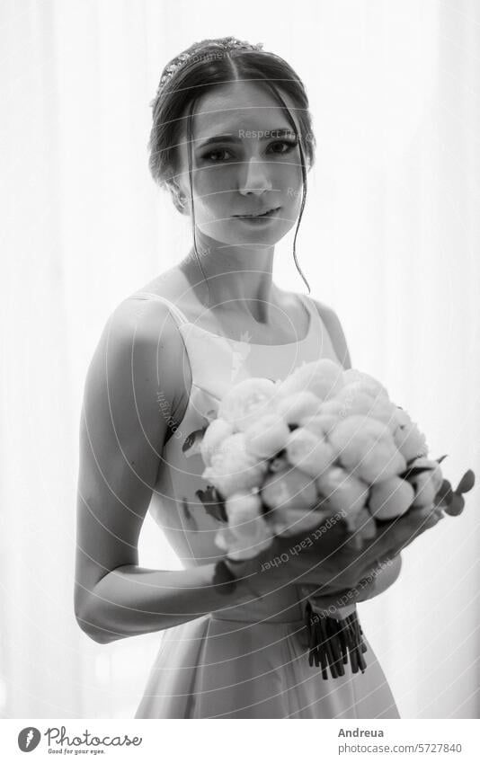 Vorbereitungen für die Braut mit dem Anziehen des Hochzeitskleides Schönheit Brautjungfernkleid Kleid Dressing Mode befestigen Gebühren Freundinnen