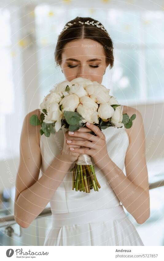 Die Braut auf der Treppe des Goldhotels Blumenstrauß braun Tag Kleid erste Mädchen gehen Sie gold Typ Hotel heiraten Sitzung Jungvermählte Lächeln Freitreppe