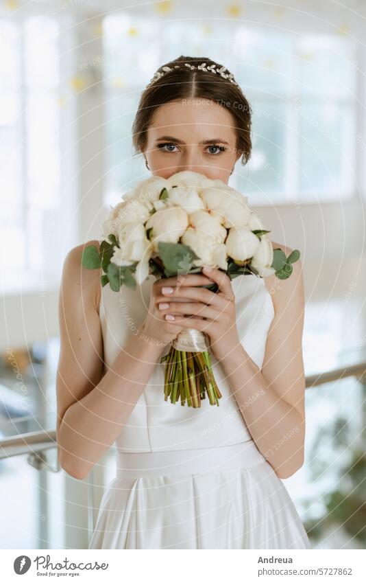 Die Braut auf der Treppe des Goldhotels Blumenstrauß braun Tag Kleid erste Mädchen gehen Sie gold Typ Hotel heiraten Sitzung Jungvermählte Lächeln Freitreppe