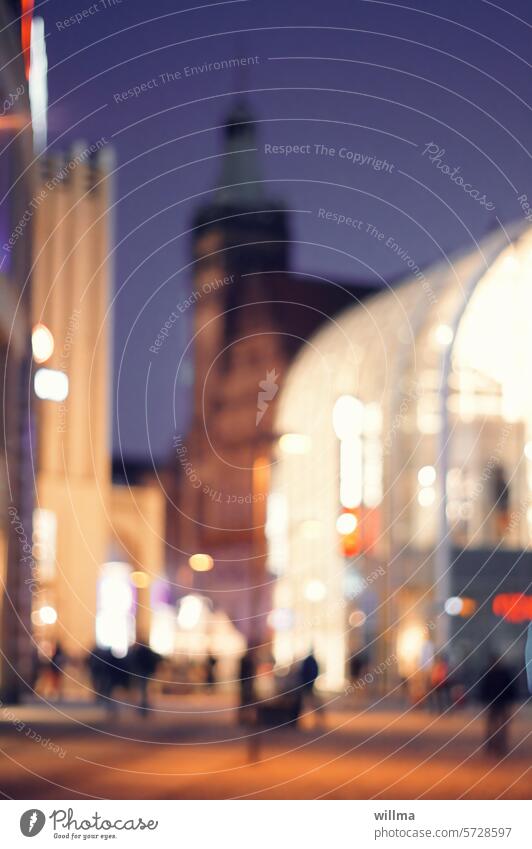 Abend in der Stadt Stadtleben Stadtbummel verschwommen Langzeitbelichtung Lichter beleuchtet Rathaus Kaufhau Marktplatz Nacht Unschärfe urban Sehschwäche