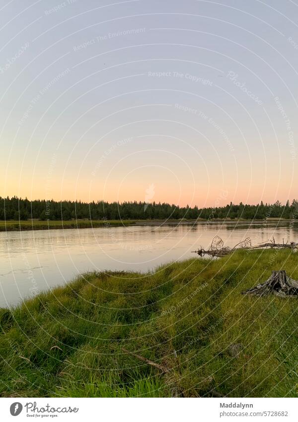 Sunriver Oregon in der Abenddämmerung, der Deschutes River mit den schönen Farben des Himmels, die sich im stillen Wasser spiegeln Fluss Sonnenuntergang