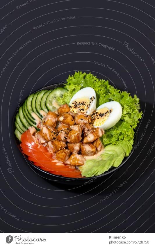 Salatschüssel mit Hühnerbrust, Reis, Tomaten, Gurken und Avocado Gekochtes Ei Salatbeilage Griechen Gemüse Schalen & Schüsseln Dressing Vitamine Gesundheit