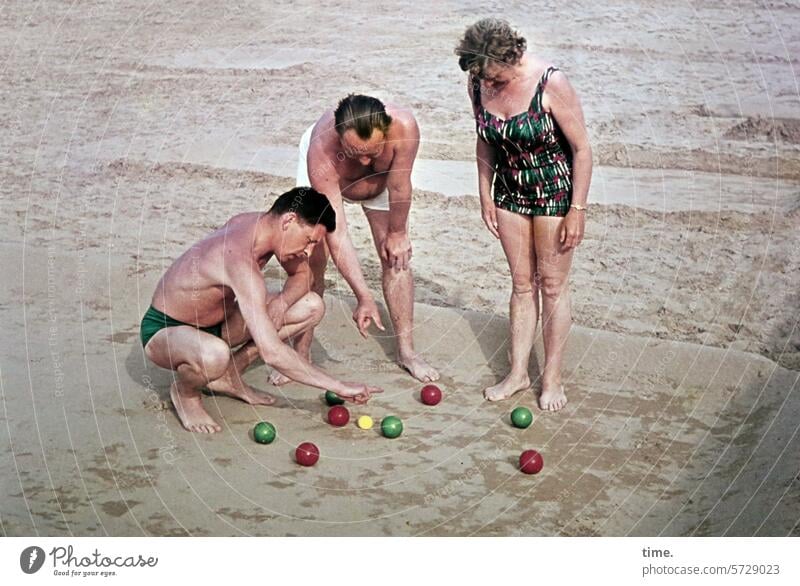 Der kleine Unterschied Frau Porträt Ganzkörperaufnahme Badeanzug Mann Strand Boule Sand Urlaub warm Erholung spielen auswerten messen Badehose Meer Wasser Trio