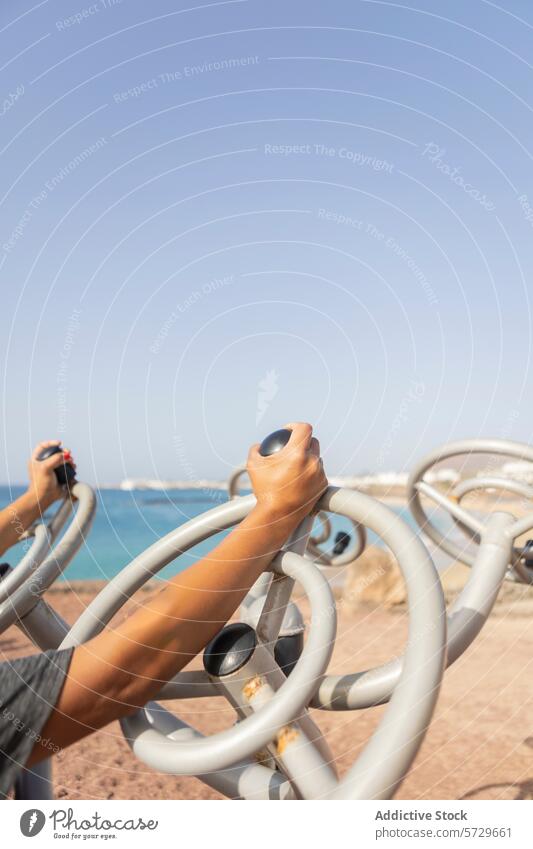 Trainieren in einem Fitnessstudio im Freien am Strand, Blick zurück MEER Training Übung Frau Rückansicht Gerät Gesundheit Lifestyle Stärke Küstenstreifen