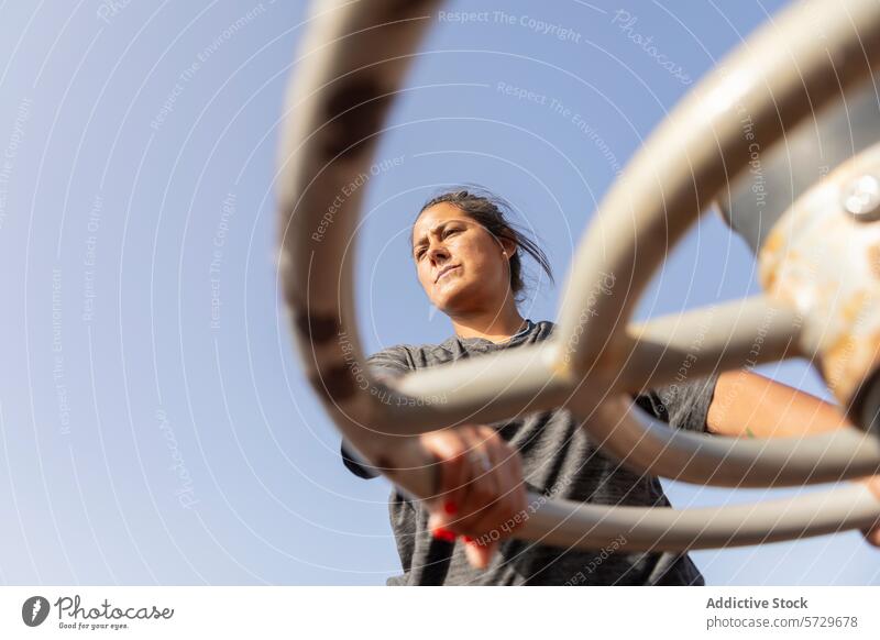 Frau trainiert am Strand Fitnessstudio im Freien Übung Training Himmel Gerät Gesundheit Wellness Aktivität Sport Stärke Fokus Lifestyle physisch anstrengen