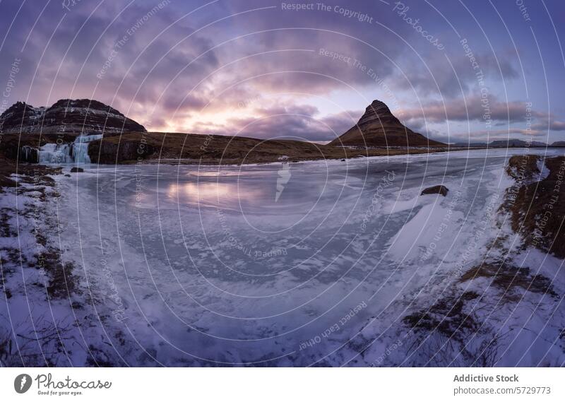 Gefrorene Landschaft mit ikonischem Berg in der Dämmerung kirkjufell panoramisch gefroren Fluss Wasserfall Berge u. Gebirge Himmel majestätisch pyramidenförmig