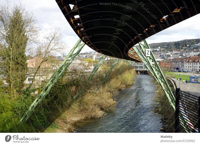 Stahlträger der Trasse der Wuppertaler Schwebebahn über der Wupper in der Frühlingssonne im Stadtzentrum von Wuppertal im Bergischen Land in Nordrhein-Westfalen, Deutschland