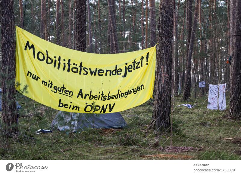 Mobilitätswende Plakat Verkehr Wald Waldbesetzung Tesla Grünheide ÖPNV besetzter Wald Demo Demonstration protestieren Politik & Staat demonstrieren Solidarität