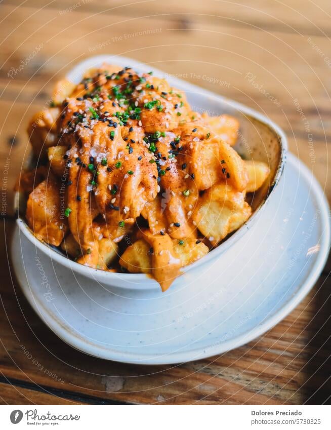 Eine köstliche Version der klassischen spanischen Gewürzkartoffeln aioli Amuse-Gueule Hintergrund gebacken Bar brava Bravas Peperoni Chili Essen zubereiten