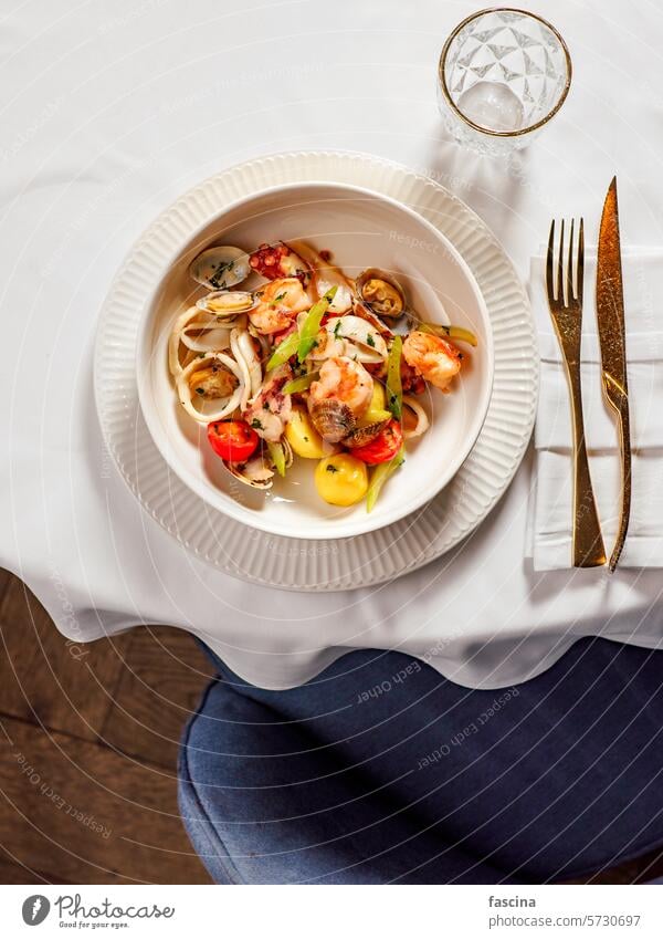 Meeresfrüchte-Platte als gesundes Ernährungskonzept Teller Lebensmittel Krabbe Krebstier Miesmuschel Mahlzeit Granele Catering Feinschmecker Abendessen lecker