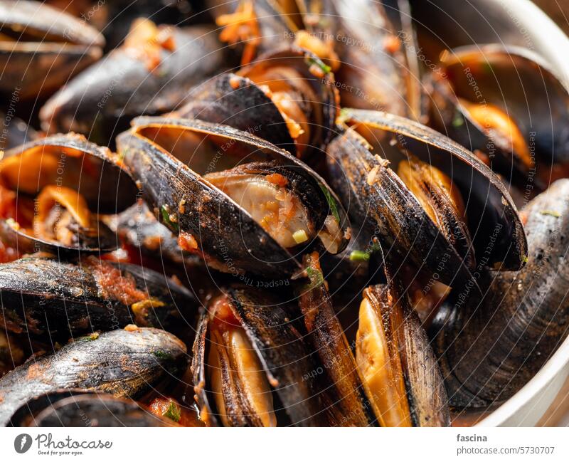 Cremige Muscheln auf dem Restauranttisch Miesmuschel rot Tomate Pfanne Meeresfrüchte Lebensmittel Saucen Speise gekocht lecker abschließen MEER Mahlzeit Küche