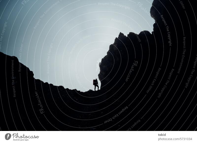 Bergsteiger Berge u. Gebirge Silhouette Kontrast Wanderer Herausforderung Abenteuer Sport klein winzig unbedeutend klein Expedition