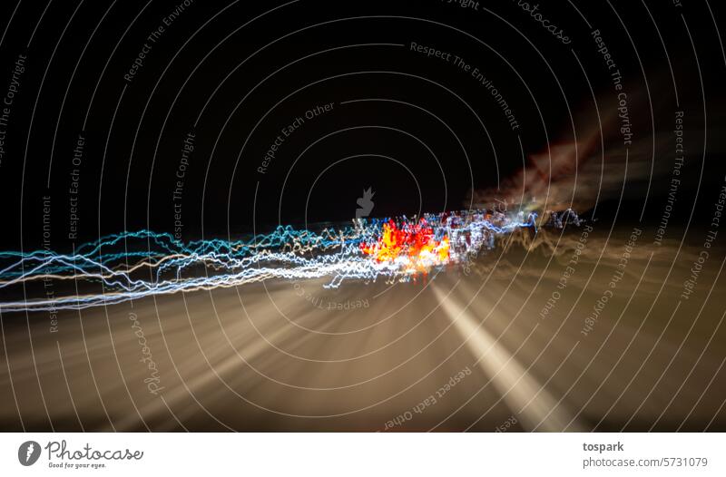 Lichtspiel auf einer Strasse in der Nacht Dunkelheit Farben Geschwindigkeit Langzeitbelichtung dunkel Verkehr Lampe Fahrzeuge Autobahn verwaschen Scheinwerfer