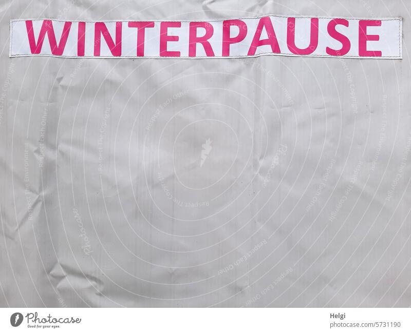 Winterpause ... so gut wie vorbei Wort Schrift Buchstaben Aussage Mitteilung Schriftzeichen Text Typographie Kommunikation Verständigung Menschenleer Sprache