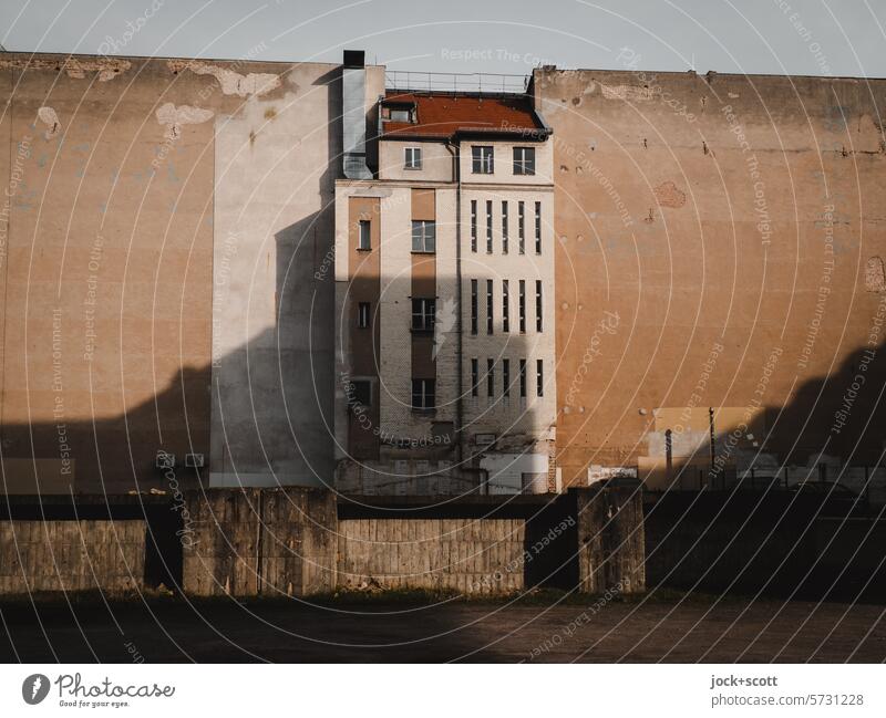 Hinterhaus und Brandmauer Tiefenschärfe Wandel & Veränderung Symmetrie historisch Fassade Berlin-Mitte Wolkenloser Himmel Stadthaus Schatten Architektur