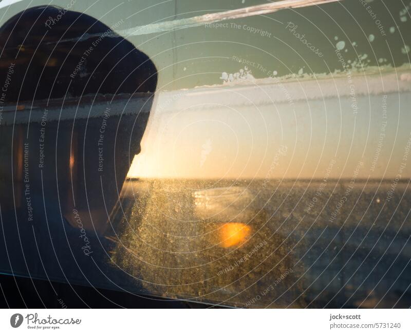 ein kühles Bier wird durch die Glasscheibe reflektiert Silhouette Sonnenuntergang Bierglas Alkohol Reflexion & Spiegelung Horizont Getränk entspannend