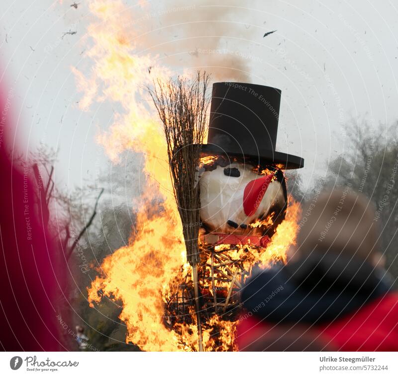 Ein Schneemann brennt - Symbol für den Frühlingsanfang Sommertagsumzug Speyer Farbbild Außenaufnahme Kind Kinder Feuer Jahreszeiten der Frühling kann kommen