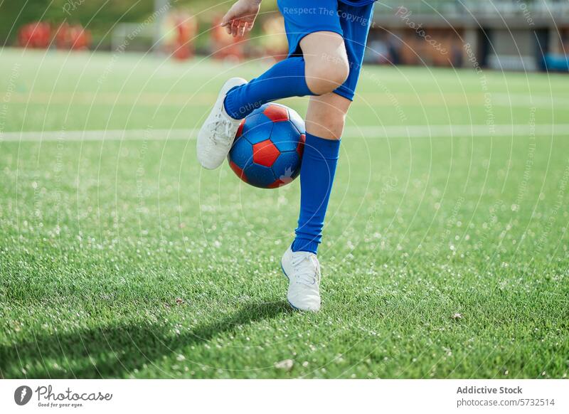 Nahaufnahme eines Fußballspielers, der den Ball auf dem Feld kontrolliert Spieler Ballkontrolle Platz grün üppig (Wuchs) Sport sportlich üben Fähigkeit blau