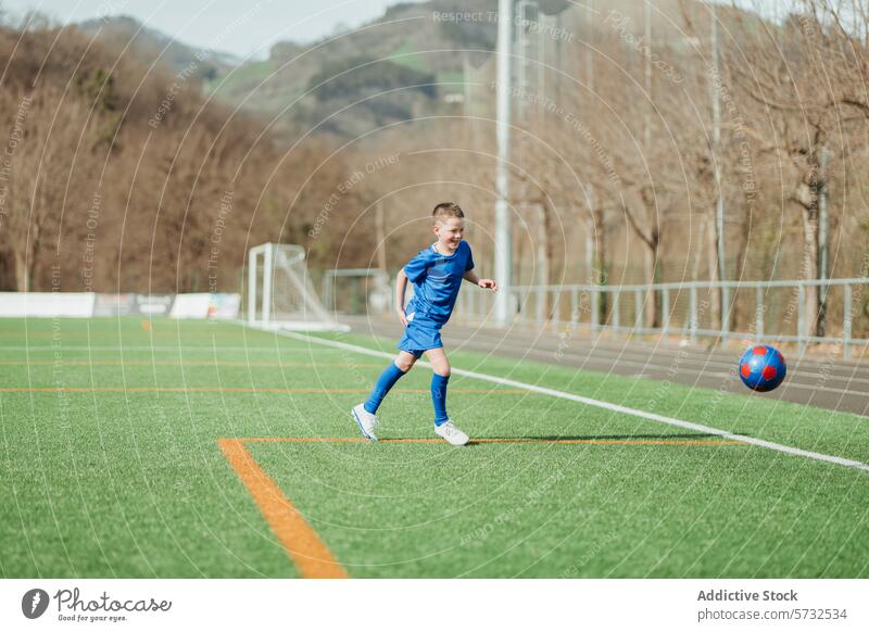 Junger Fußballspieler in Aktion an einem sonnigen Tag Sport spielen aktiv Ball Spiel Kind Jugend im Freien sportlich Konkurrenz Fitness Spaß Gras grün