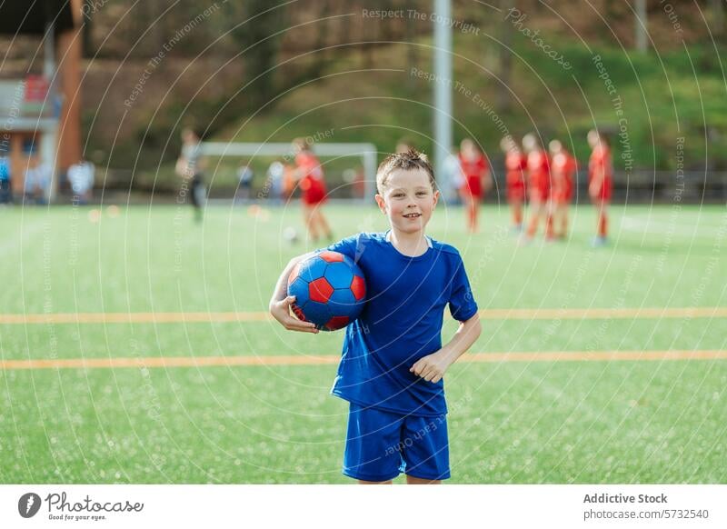 Junger Fußballspieler auf dem Feld mit Ball und Mannschaft Sportbekleidung Teamkollegen üben jung Athlet Jugend aktiv im Freien Training Übung Kind spielen