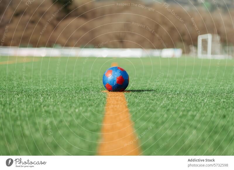 Fußball auf dem Rasen an der Mittellinie Ball Gras Feld Sport Spiel Mittelfeld Linie Nahaufnahme farbenfroh im Freien synthetisch grün Freizeit spielen Gerät