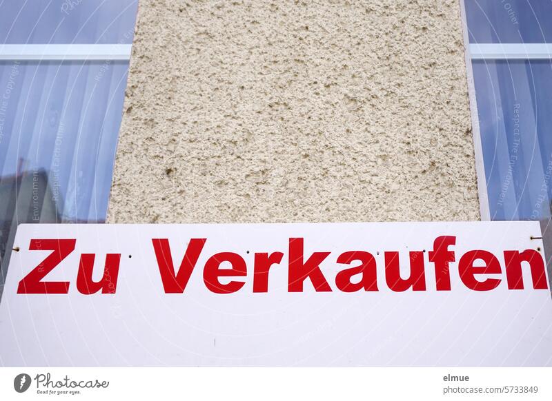 rote Schrift auf weißem Schild - Zu Verkaufen - an einem Gebäude zu verkaufen Verkaufsobjekt Spekulationsobjekt Offerte Fenster Schilder & Markierungen