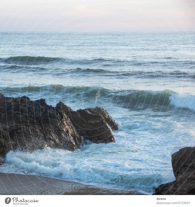 wenn das Meer die Küste trifft blau Wellen Strand menschenleer Wasser naturbelassen steinig Atlantik tosen Wellengang Freiheit Gewalt Kraft rauschen mächtig