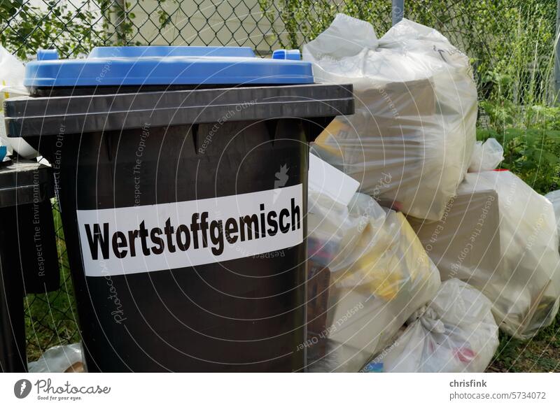 Mülltonne für Wertstoffgemisch Tonne Abfalltonne Recycling Wiederverwertung Umwelt NAtur Umweltschutz Müllentsorgung Müllbehälter wegwerfen entsorgen Sauberkeit