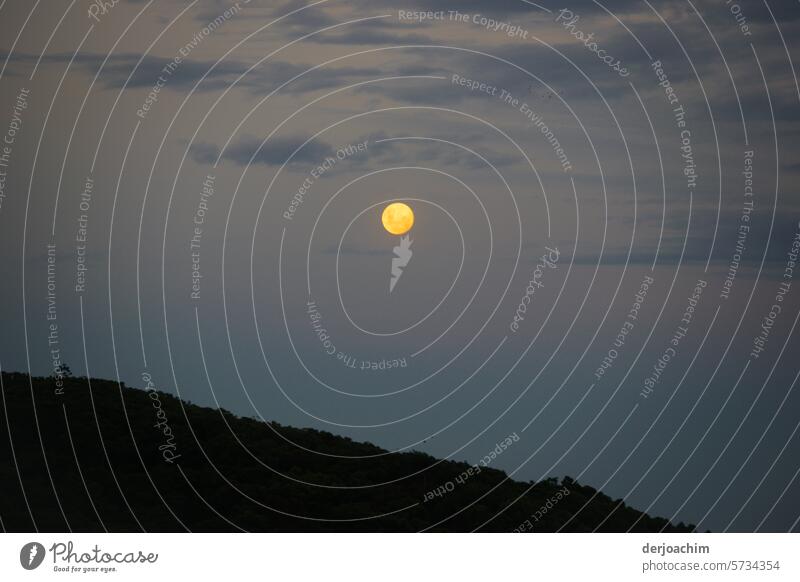 Der Mond ist über den Bergen  aufgegangen. Mond- Himmel Himmelskörper & Weltall dunkel Vollmond Planet Mondschein Mondsüchtig Natur Abend Licht Stern