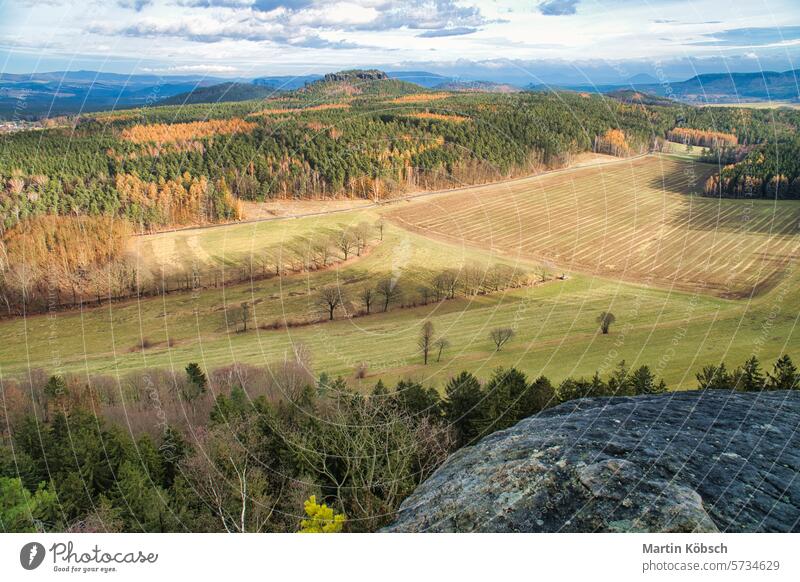 Blick vom Pfaffenstein. Wälder, Berge, Felder, Weite, Panorama. Himmel Gipfel Wald Sandstein Ansicht Berge u. Gebirge Wanderung Hügel Sachsen Cloud grün