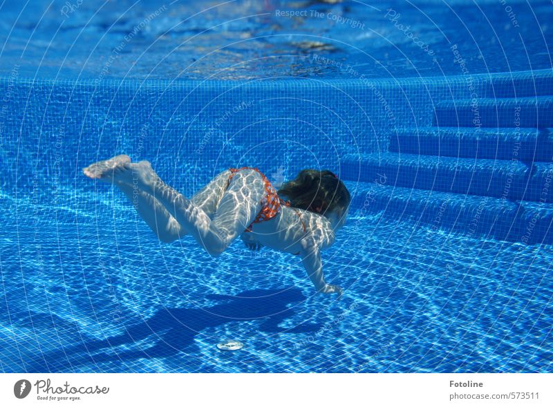 Merkt man, dass mir der Sommer fehlt? Mensch feminin Kind Mädchen Kindheit Körper Haut Kopf Haare & Frisuren Beine Fuß 1 Urelemente Wasser hell nass sportlich