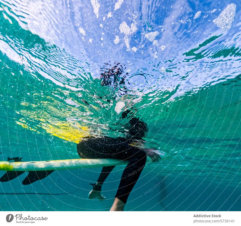 Unterwasseransicht eines Surfers auf Fuerteventura unter Wasser Meer kristallklar Segelfliegen Küste Perspektive Schönheit Windstille Surfen MEER Rippeln Licht