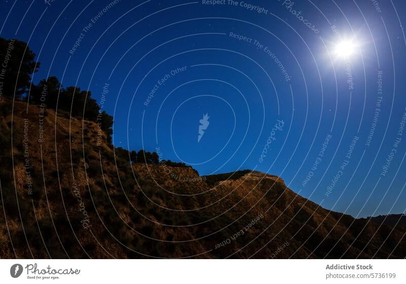 Mondscheinlandschaft von Peña del Águila unter dem Sternenhimmel Nacht Peña del águila Guadalajara Klarer Himmel Landschaft Natur im Freien beleuchtet Hügel