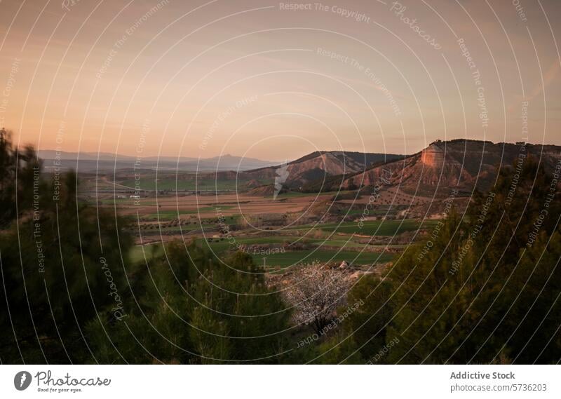 Sonnenuntergang über Peña del Águila in Guadalajara, Spanien Peña del águila Tal henares Hügel mehrschichtig bunter Himmel malerisch Landschaft Abenddämmerung